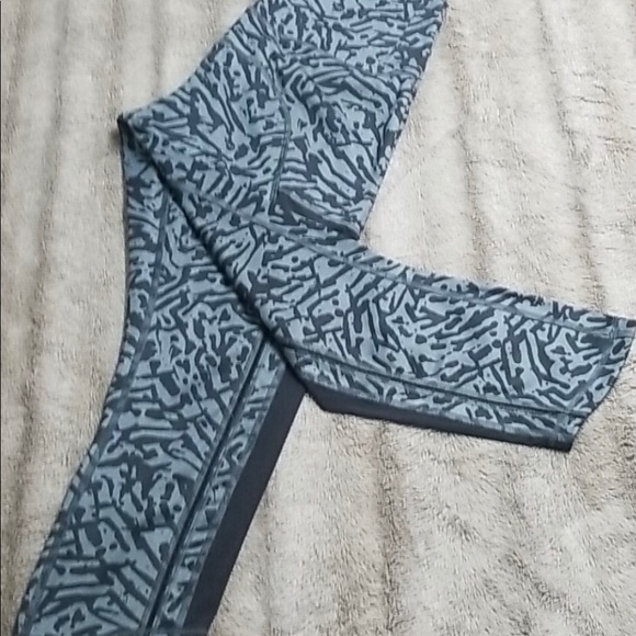 💕LULULEMON - EUC Hot to Street Crop (8) - Picture 6 of 10